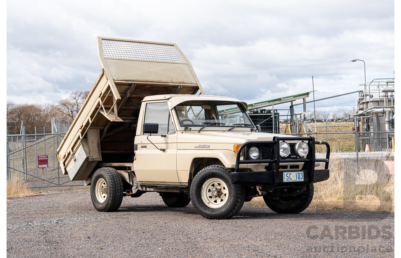 9/1985 Toyota Landcruiser (4x4) HJ75RP 2d C/Chas Goldrush Diesel 4.0L - Tipper