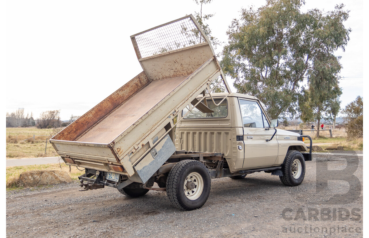 9/1985 Toyota Landcruiser (4x4) HJ75RP 2d C/Chas Goldrush Diesel 4.0L - Tipper