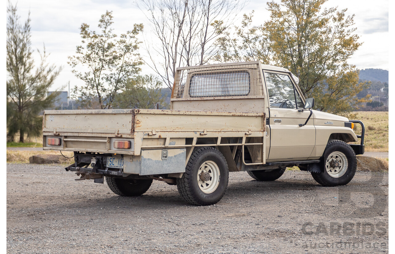 9/1985 Toyota Landcruiser (4x4) HJ75RP 2d C/Chas Goldrush Diesel 4.0L - Tipper