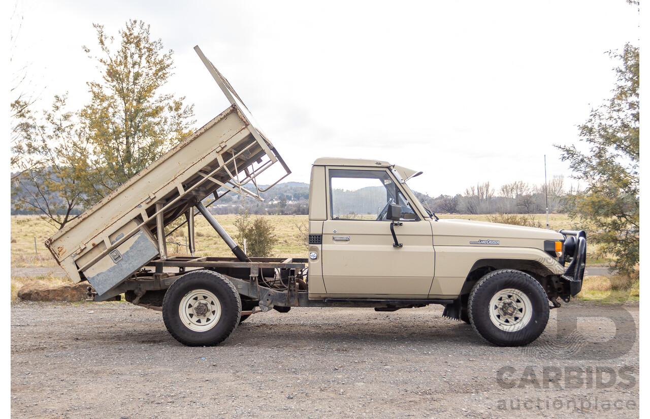 9/1985 Toyota Landcruiser (4x4) HJ75RP 2d C/Chas Goldrush Diesel 4.0L - Tipper