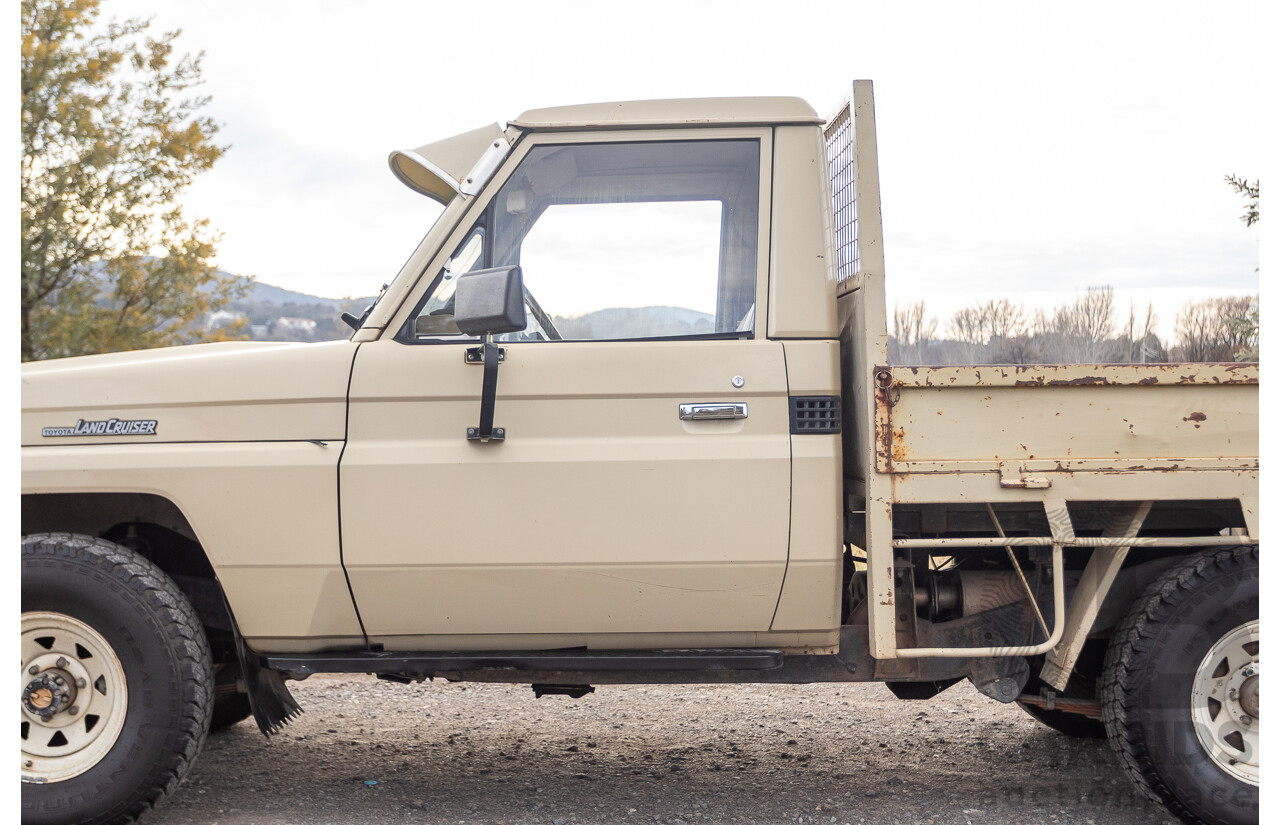 9/1985 Toyota Landcruiser (4x4) HJ75RP 2d C/Chas Goldrush Diesel 4.0L - Tipper