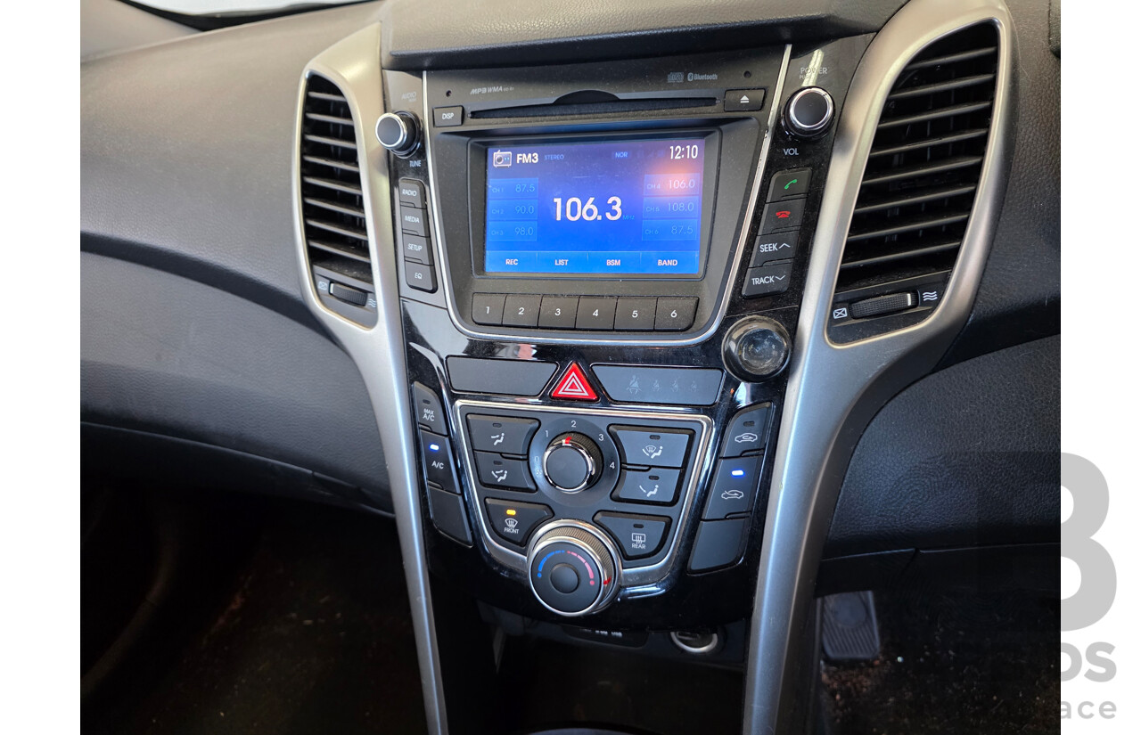 10/2012 Hyundai i30 Active 1.6 CRDi GD 5d Hatchback Sleek Silver Metallic Turbo Diesel 1.6L