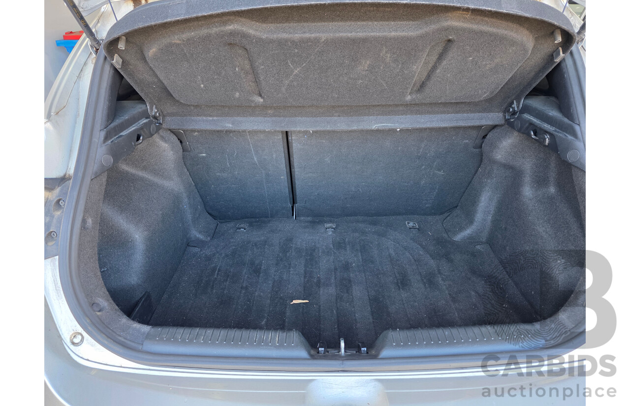 10/2012 Hyundai i30 Active 1.6 CRDi GD 5d Hatchback Sleek Silver Metallic Turbo Diesel 1.6L