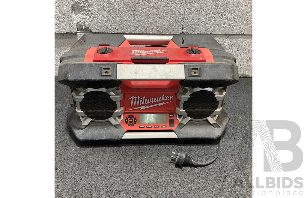 MILWAUKEE Jobsite Radio (C12-28DCR)