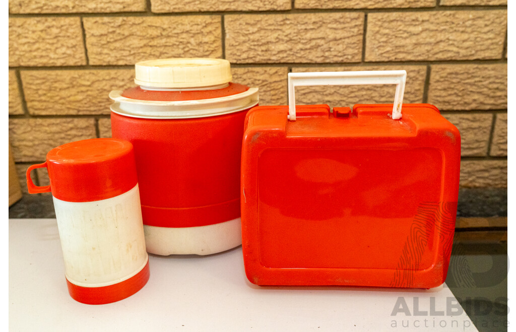 Assorted Job Lot - Retro Lunch Plasticware ETC