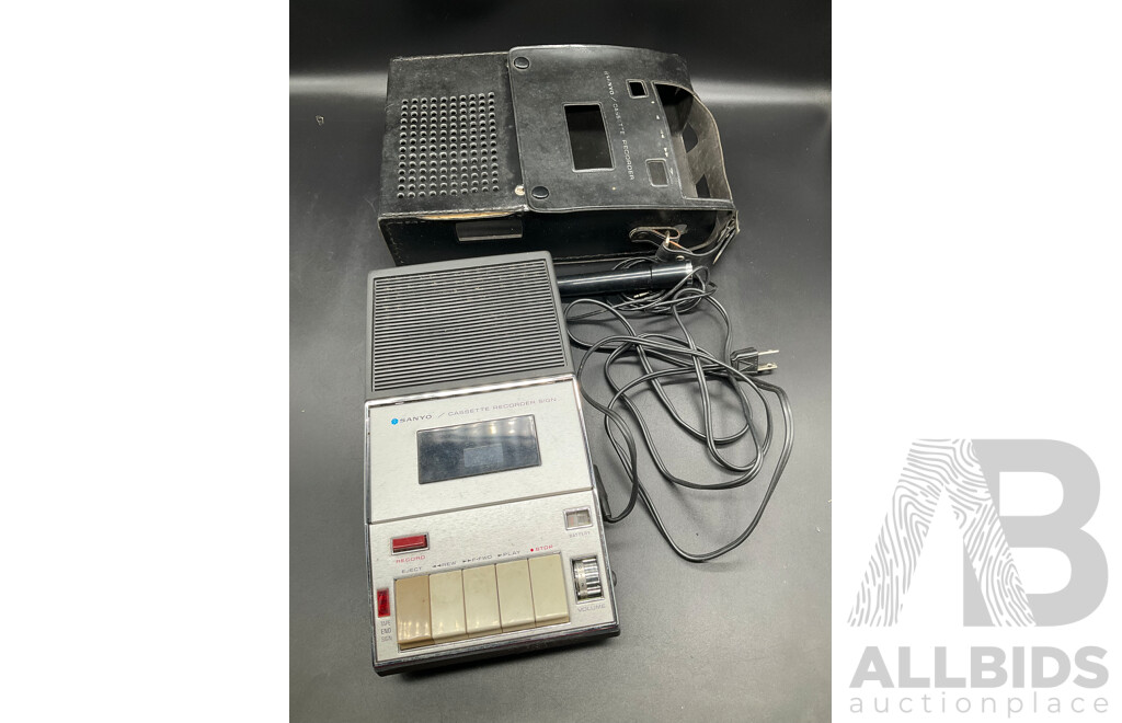SANYO (M-488D) Cassette Recorder  with Leather Case and Microphone