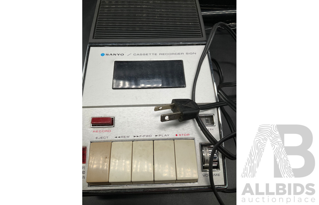 SANYO (M-488D) Cassette Recorder  with Leather Case and Microphone