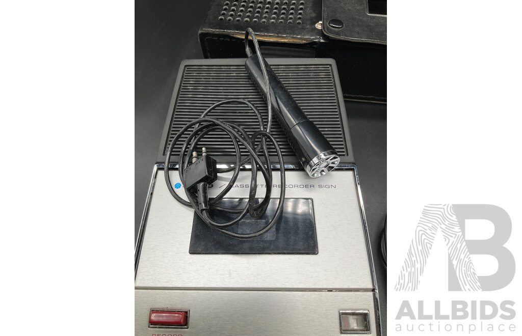 SANYO (M-488D) Cassette Recorder  with Leather Case and Microphone