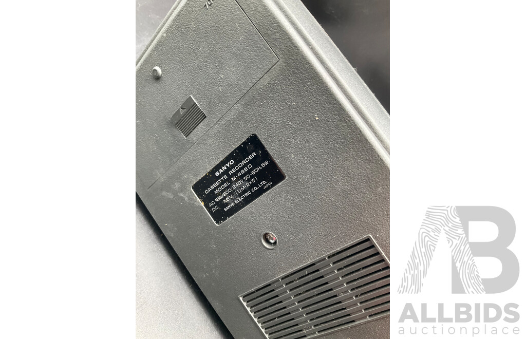 SANYO (M-488D) Cassette Recorder  with Leather Case and Microphone