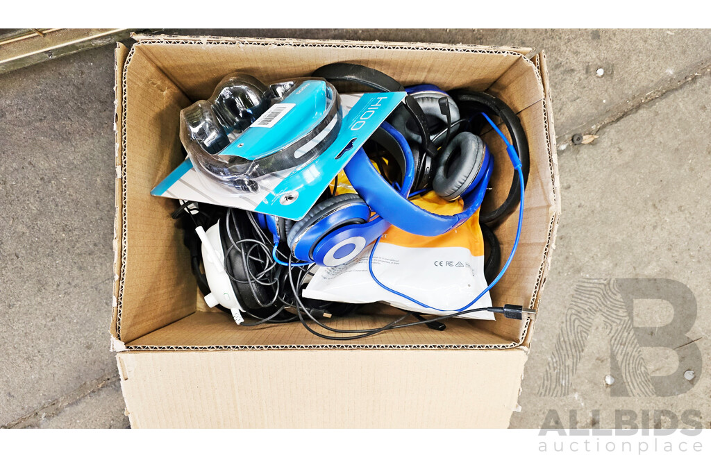 Pallet Lot of Assorted Monitors/Keyboards/Mice/IT Accessories