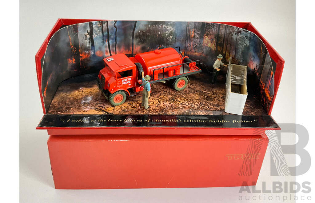 Trux Diecast 1940's Chevrolet Blitz Wagon Fire Fighting Tanker in Scene - 1:50 Scale