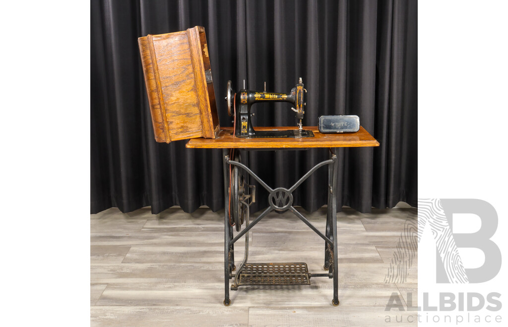 Vintage White & Co Tredale Based Sewing Machine in Oak Case