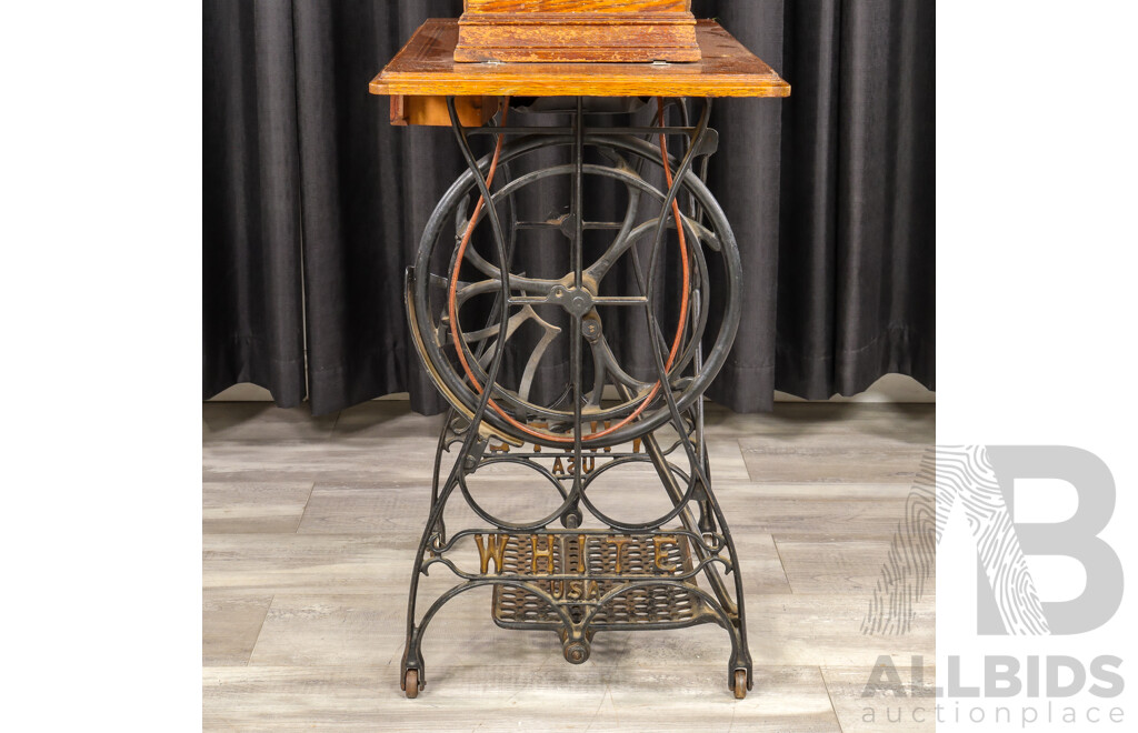Vintage White & Co Tredale Based Sewing Machine in Oak Case