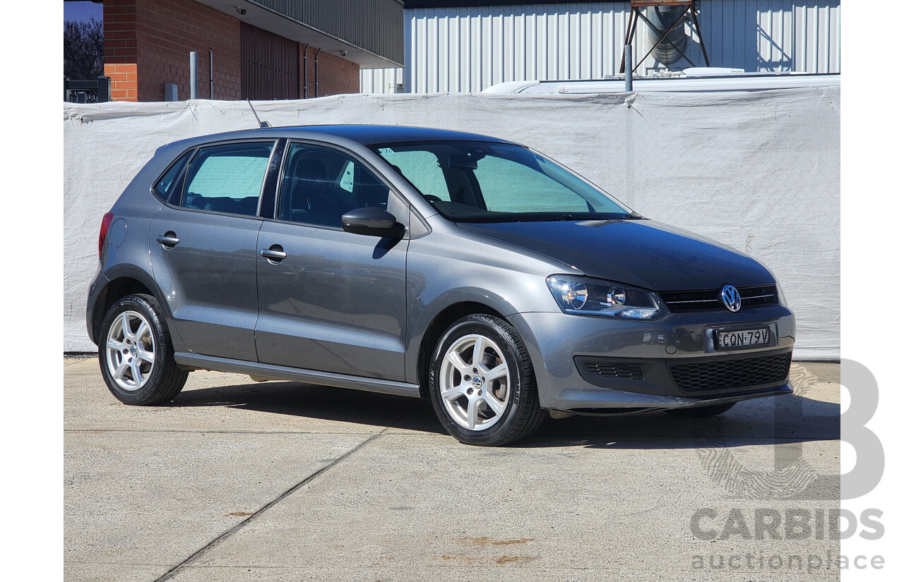 8/2013 Volkswagen Polo 77 TSI Comfortline 6R MY13.5 5d Hatchback Grey 1.2L