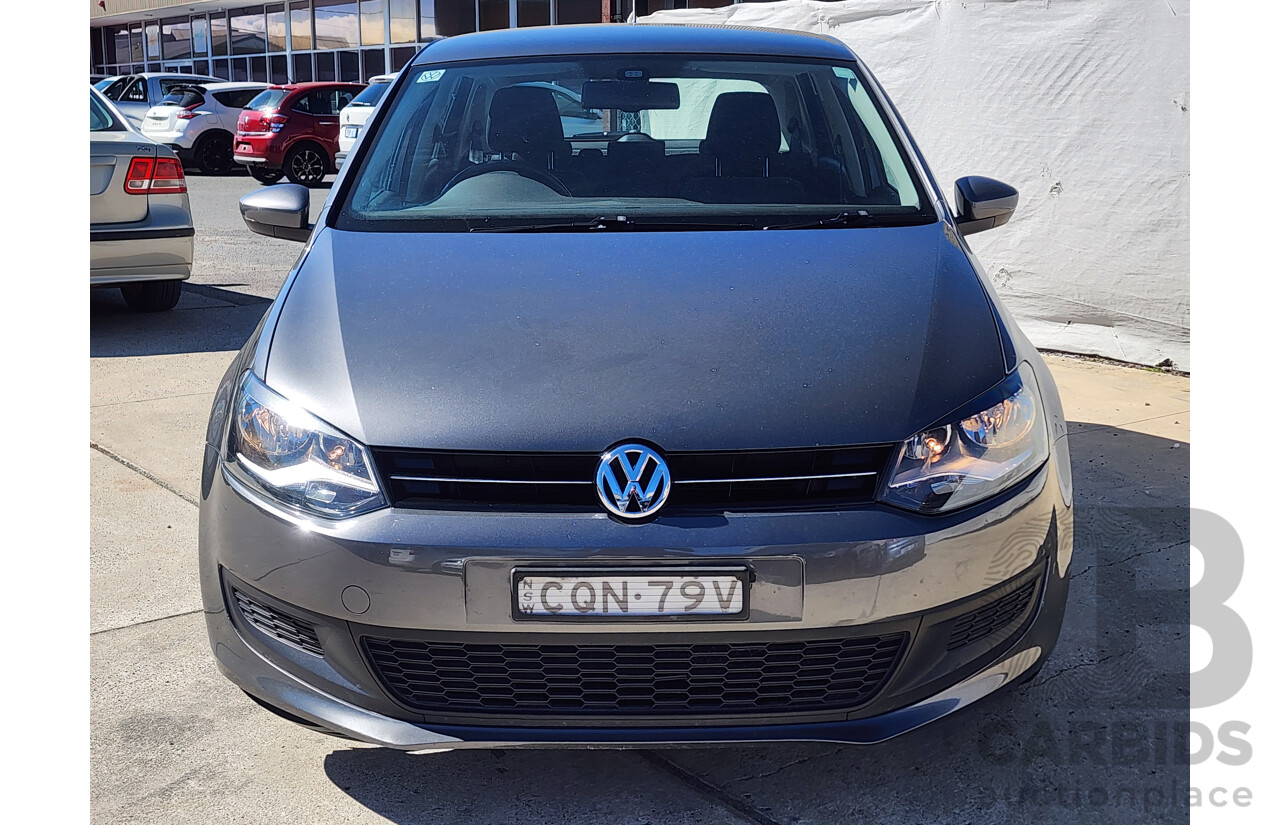 8/2013 Volkswagen Polo 77 TSI Comfortline 6R MY13.5 5d Hatchback Grey 1.2L