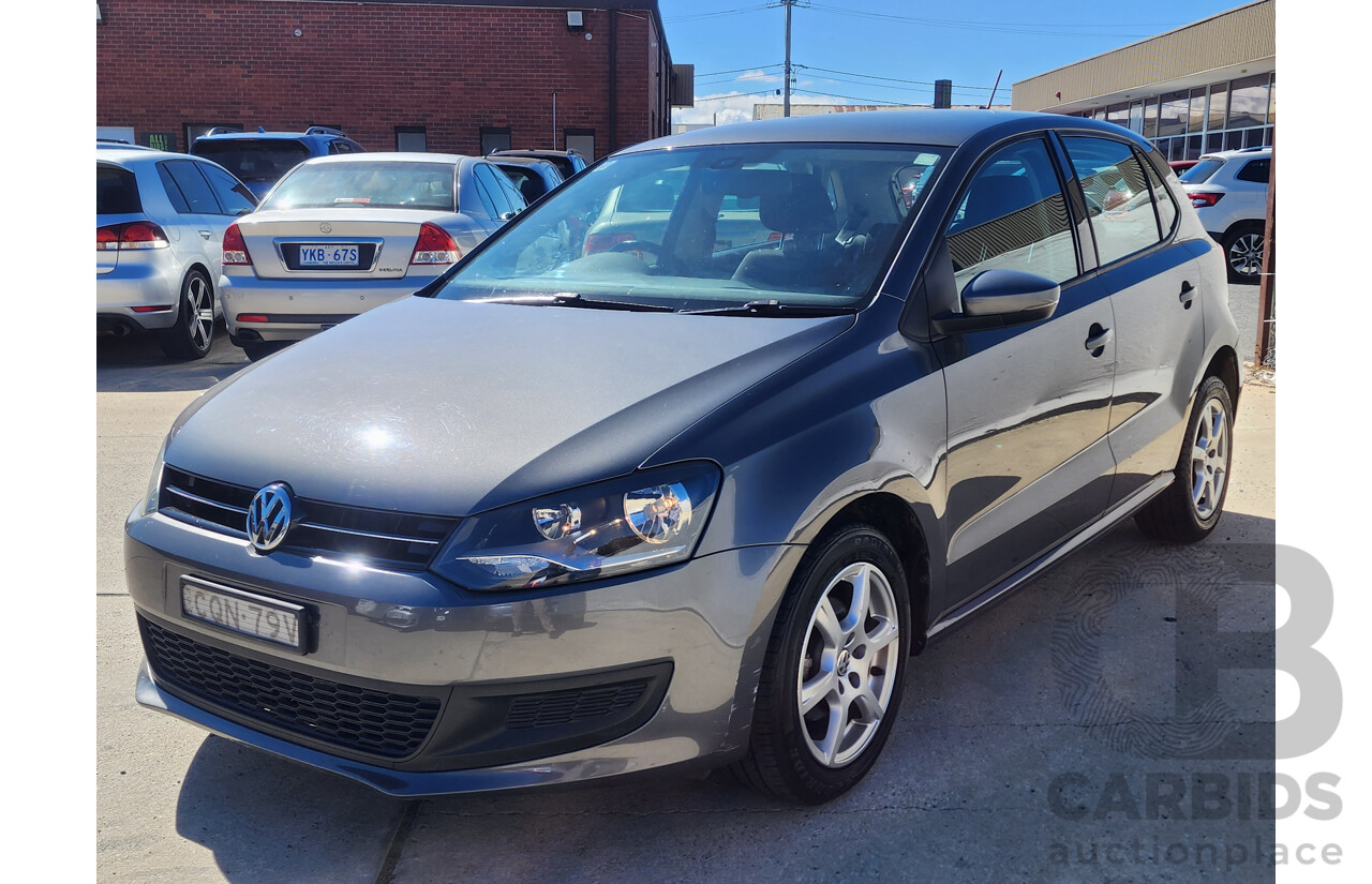 8/2013 Volkswagen Polo 77 TSI Comfortline 6R MY13.5 5d Hatchback Grey 1.2L