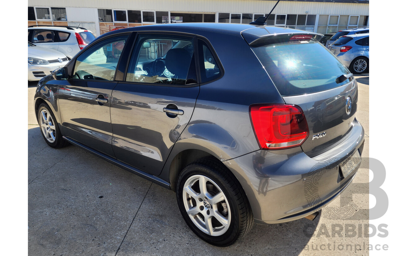 8/2013 Volkswagen Polo 77 TSI Comfortline 6R MY13.5 5d Hatchback Grey 1.2L