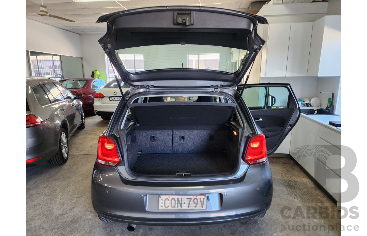 8/2013 Volkswagen Polo 77 TSI Comfortline 6R MY13.5 5d Hatchback Grey 1.2L