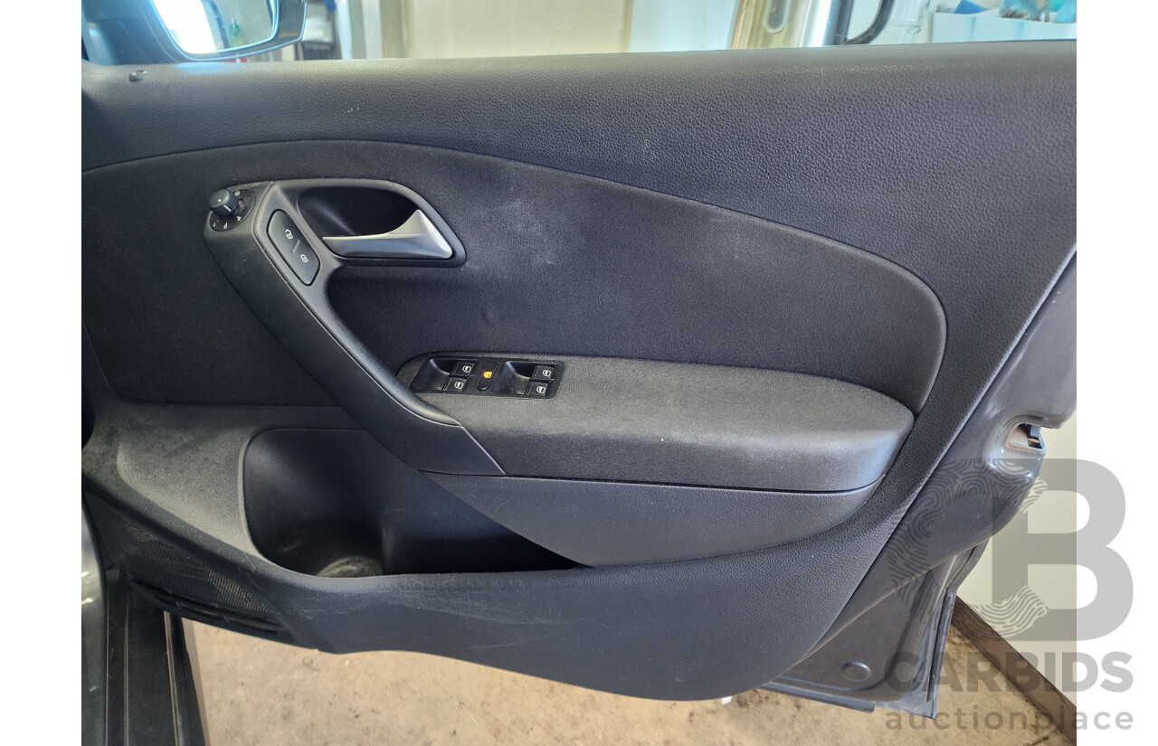 8/2013 Volkswagen Polo 77 TSI Comfortline 6R MY13.5 5d Hatchback Grey 1.2L