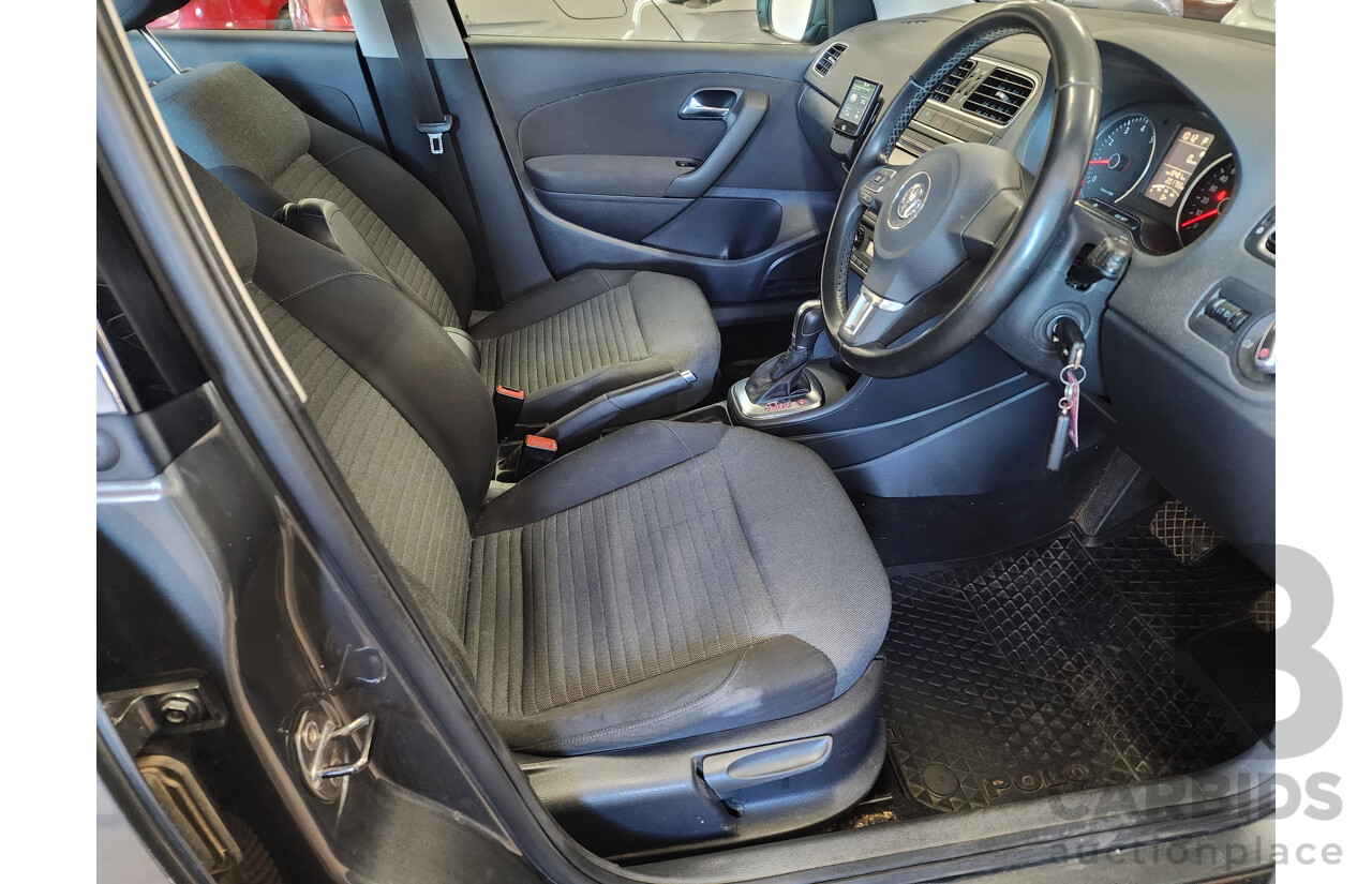 8/2013 Volkswagen Polo 77 TSI Comfortline 6R MY13.5 5d Hatchback Grey 1.2L