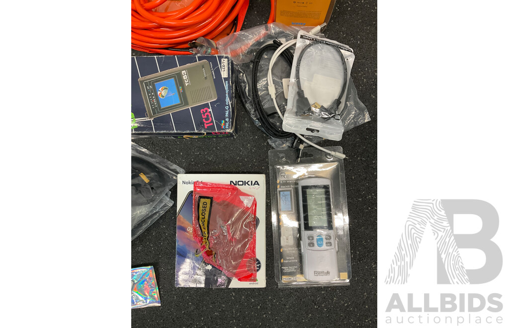 Assorted Accessories and Cables, Including 15A Lead, Light Bulbs, Earpods, NAVIG(8)R Watch and More
