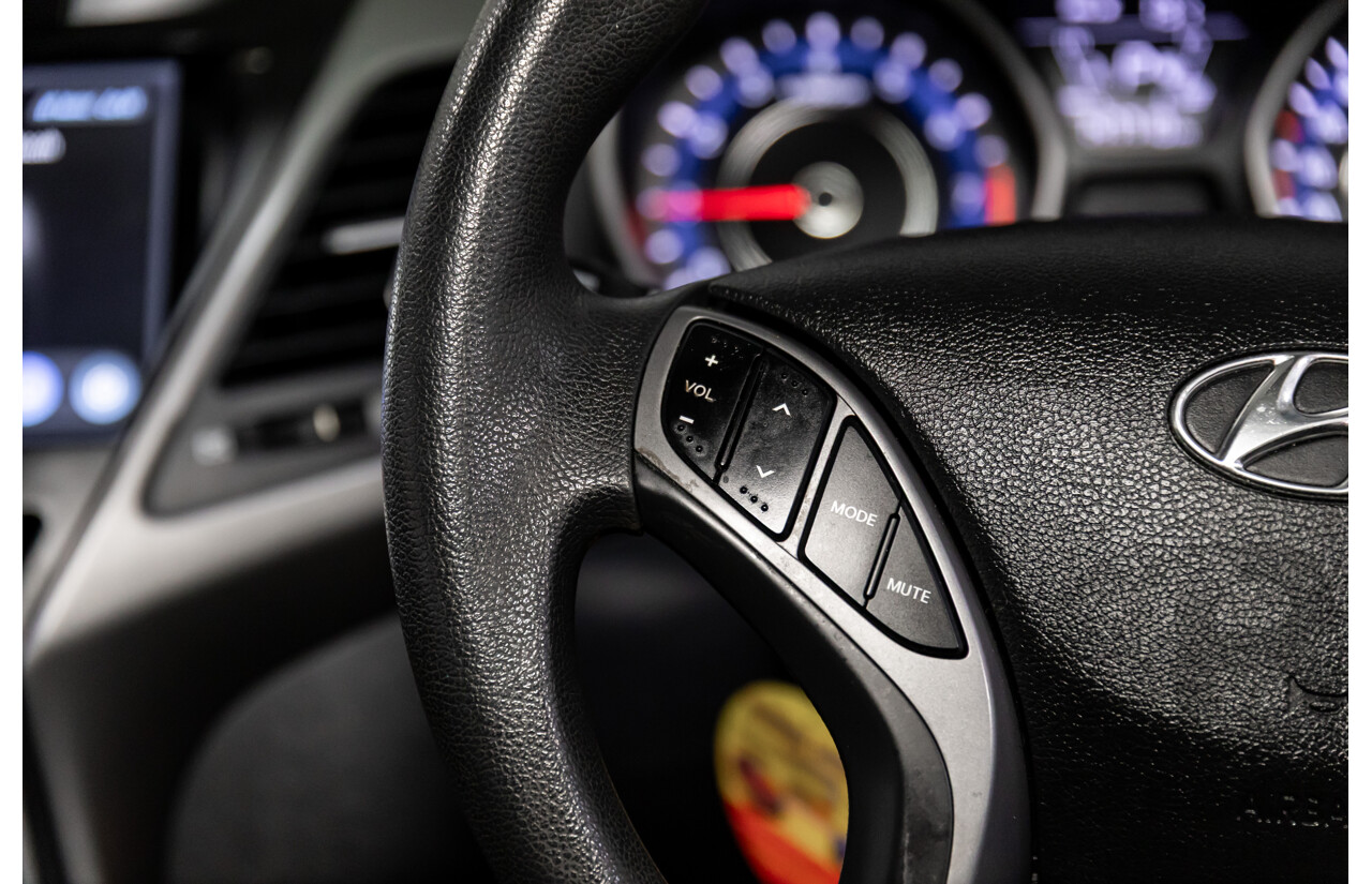 10/2015 Hyundai Elantra Active MD Series 2 (MD3) 4d Sedan Polar White 1.8L