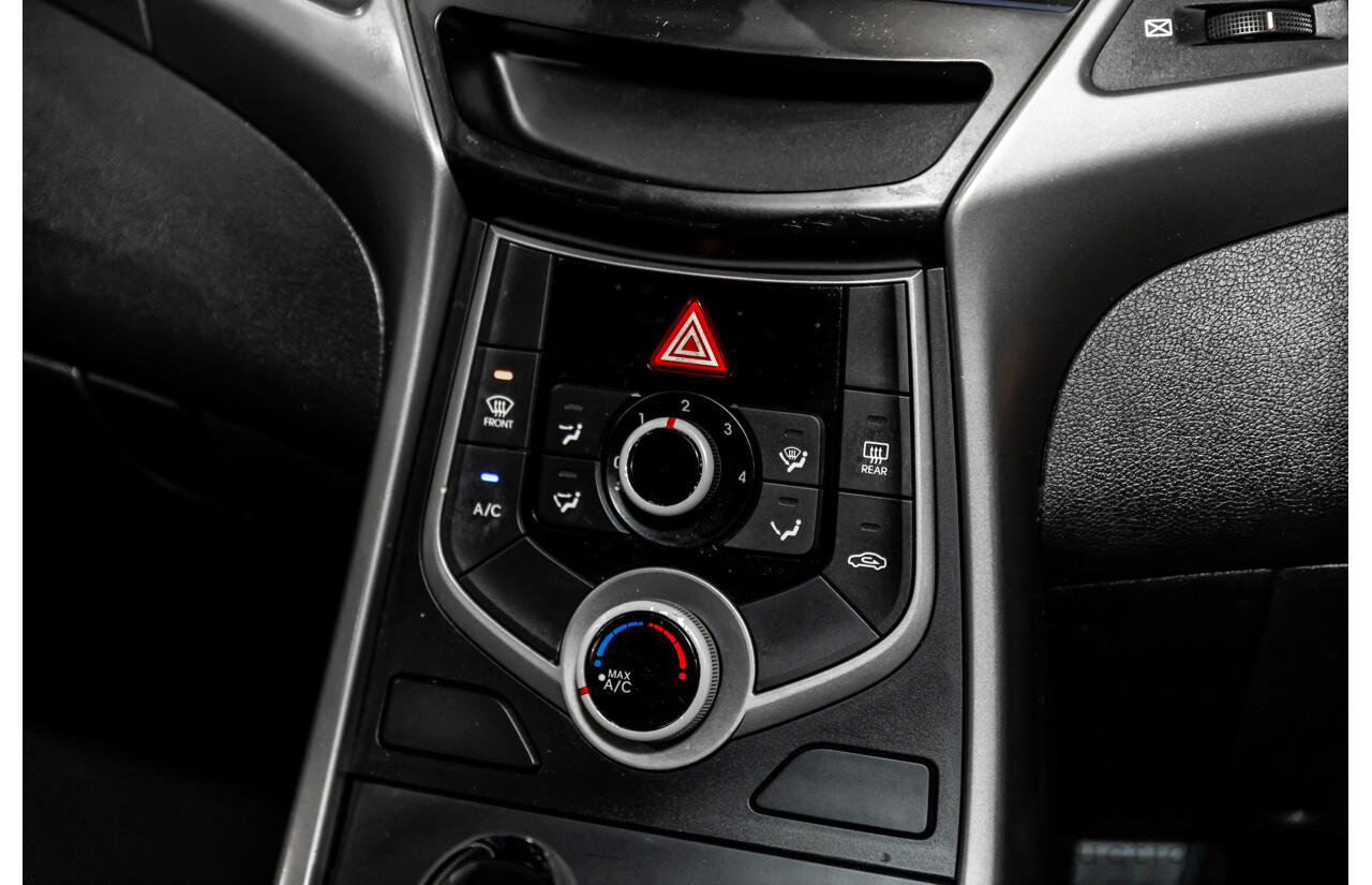 10/2015 Hyundai Elantra Active MD Series 2 (MD3) 4d Sedan Polar White 1.8L