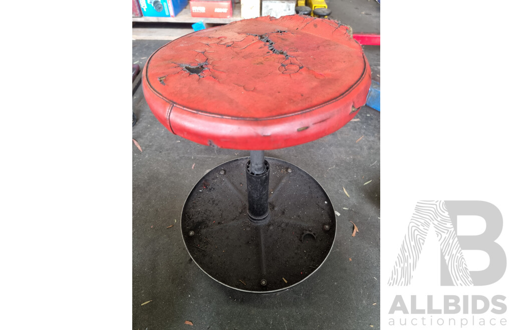 Assorted Job Lot - Wheeled Padded Stool & MechPro Mechanics Wheeled Lay-down Creeper ETC