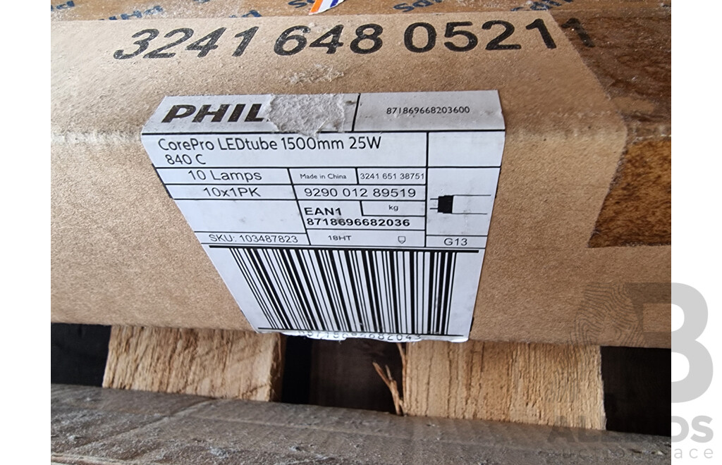 Pallet Containing Quantity of Fluorescent Globes