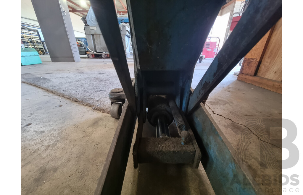 Heavy Duty Hydraulic Trolley Jack Complete with Jack Handle