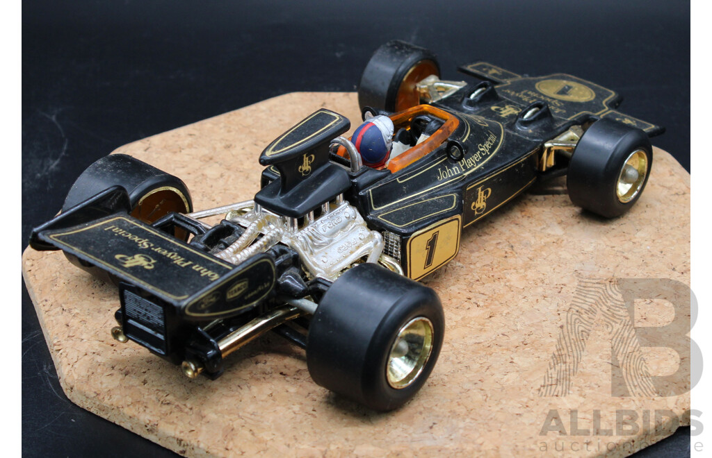 JOHN PLAYER SPECIAL CORGI 1:18 F1 Lotus Driver Colin Chapman