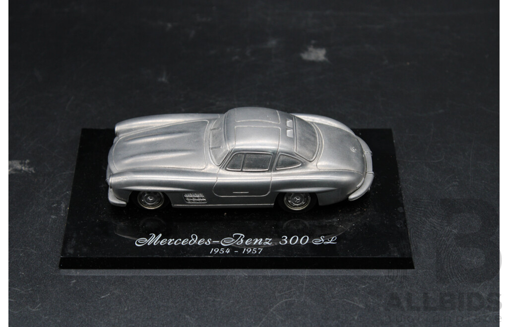 Mercedes-Benz 300 SL 1954-1957  Metal on Base Model Car