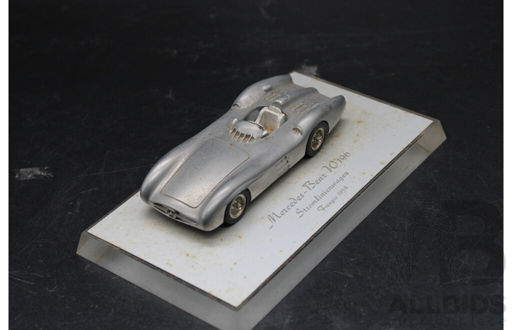 Mercedes-Benz W196 Stromlinienwagen Fangio 1954  Metal on Base Model Car