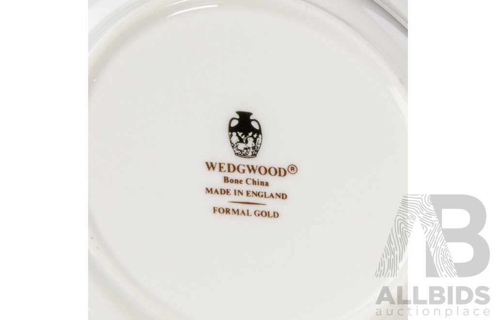 Wedgwood 32 Piece Porcelain Dinner Service for Six in Formal Gold Pattern