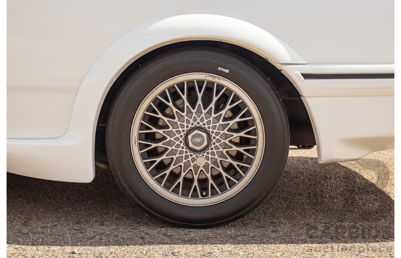 01/1986 Ford Sierra RS Cosworth 2d Coupe Diamond White Turbo 2.0L