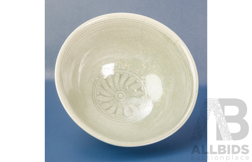 Beautiful Yuan Dynasty Antique Longquan Celadon Bowl, 10 Cm (approx height)
