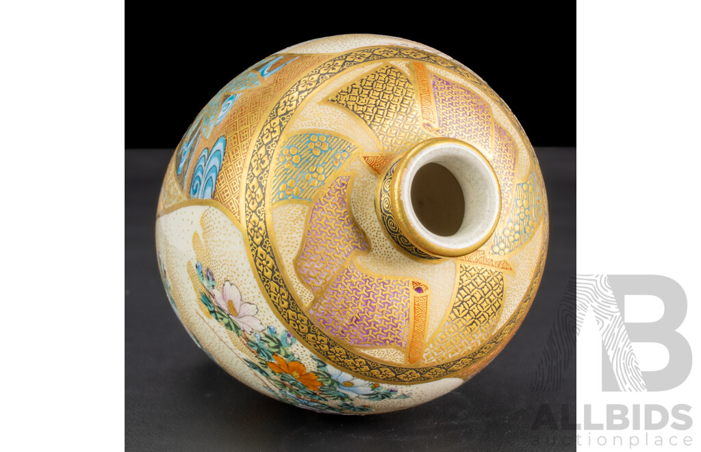 Very Fine Antique Japanese Satsuma Porcelain Vase with Detailed Hand Painted Scenes