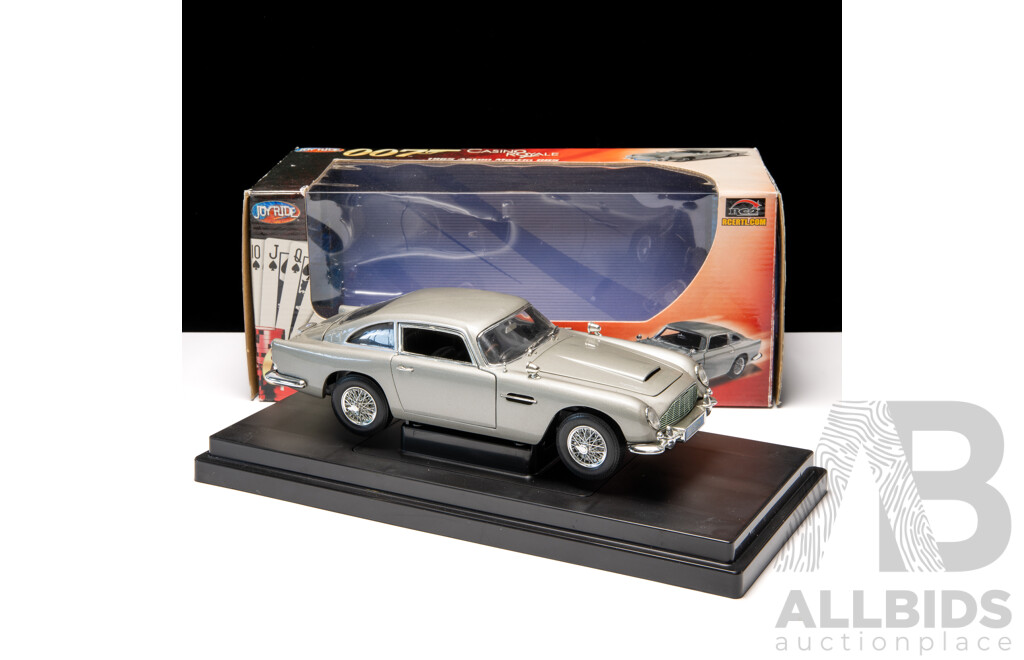Joyride 1965 Aston Martin DB5 Silver Casino Royale 007 James Bond 1:18 Scale Model Car