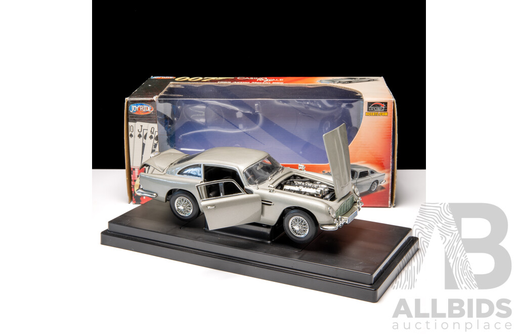 Joyride 1965 Aston Martin DB5 Silver Casino Royale 007 James Bond 1:18 Scale Model Car