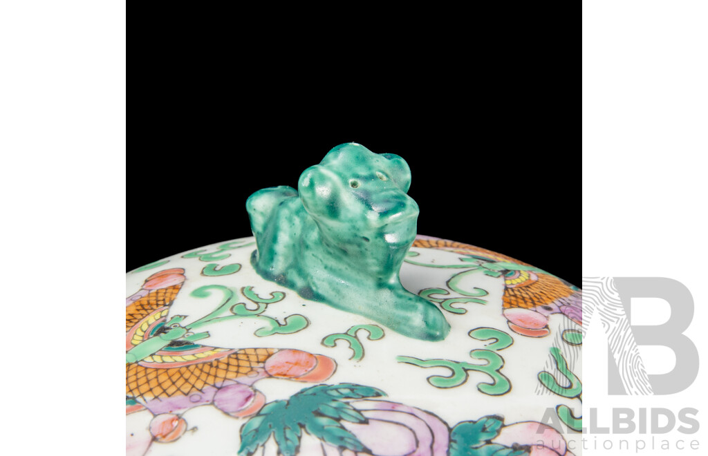 Chinese Famille Verte Storage Jar with Pixiu-Form Finial