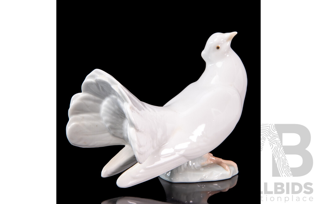 Retired Lladro Peaceful Dove Porcelain Sculpture (Model #1015). 