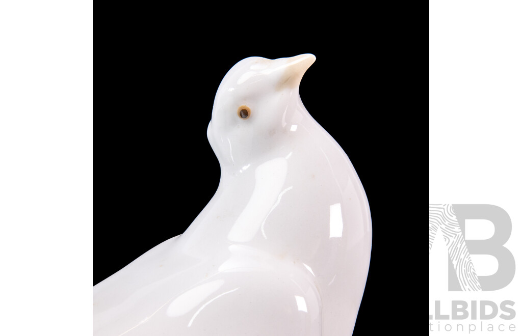 Retired Lladro Peaceful Dove Porcelain Sculpture (Model #1015). 