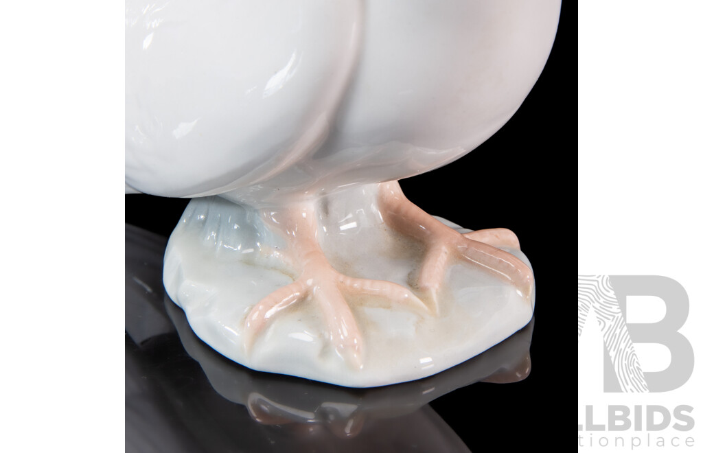 Retired Lladro Peaceful Dove Porcelain Sculpture (Model #1015). 