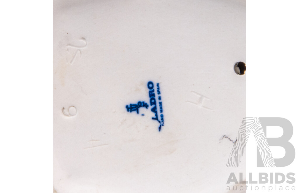 Retired Lladro Peaceful Dove Porcelain Sculpture (Model #1015). 