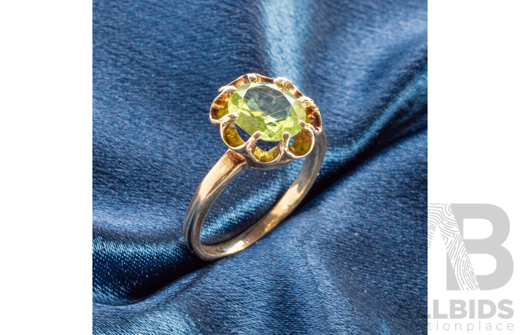 18ct Yellow Gold Ring with Oval Peridot Stone. Size N - 3.25gms
