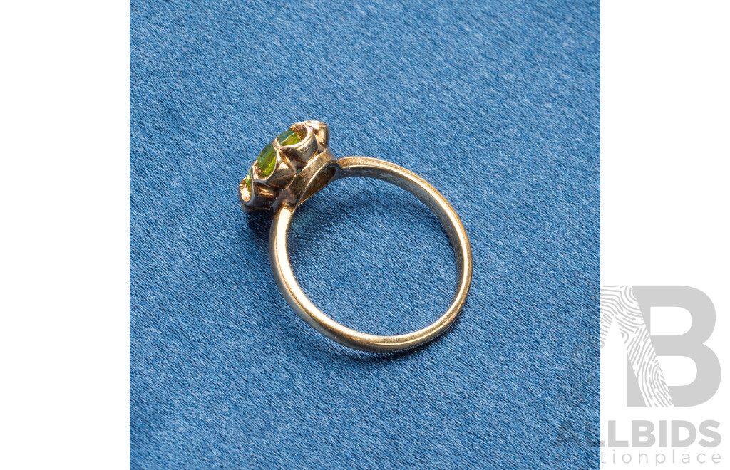 18ct Yellow Gold Ring with Oval Peridot Stone. Size N - 3.25gms