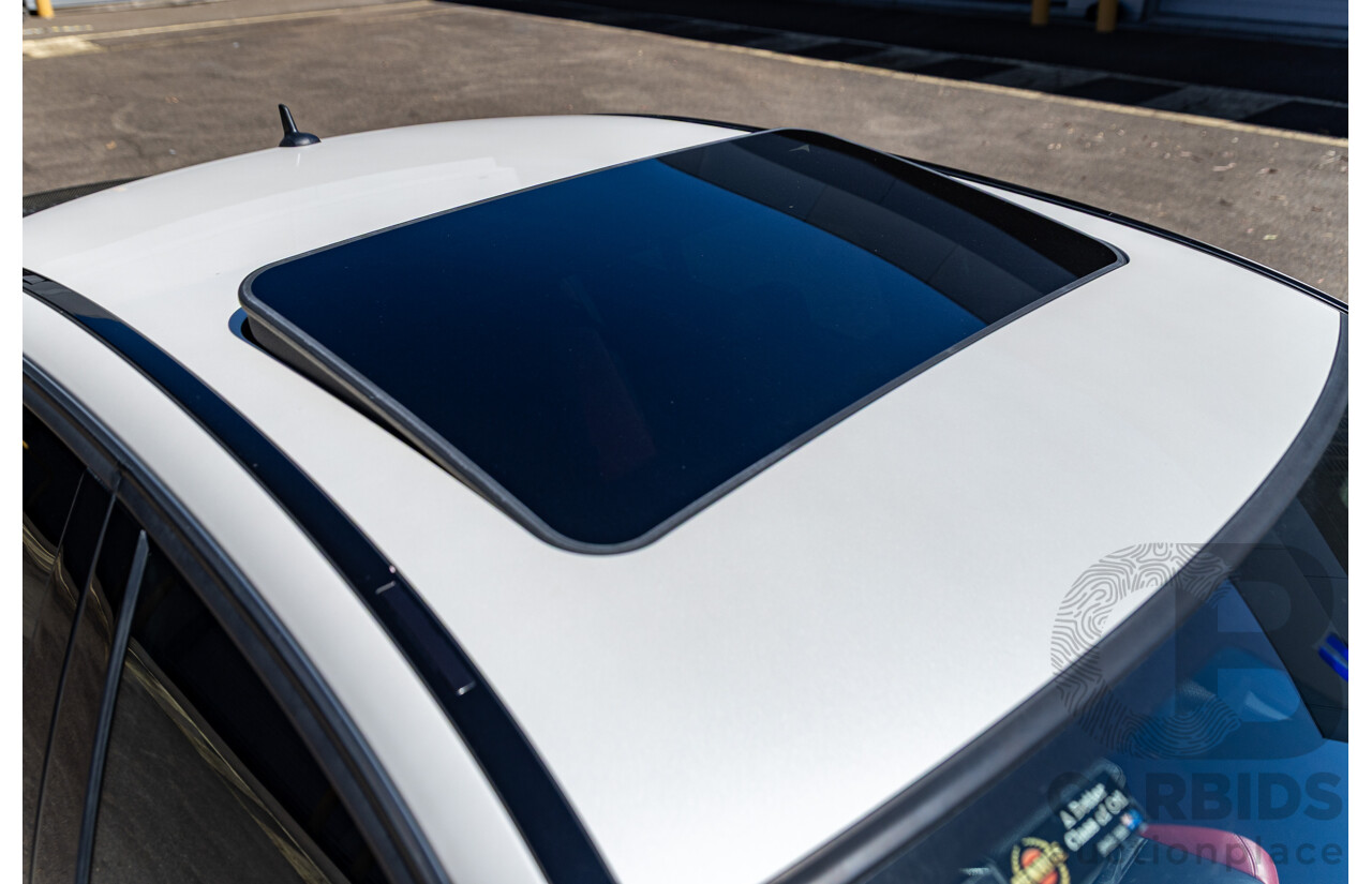 08/2012 Mercedes Benz C63 AMG W204 MY12 4d Sedan Designo Diamond White Bright Metallic V8 6.3L