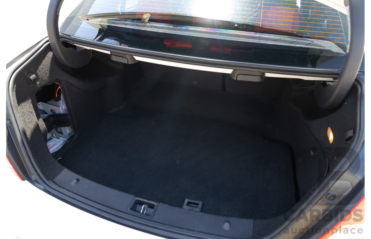 08/2012 Mercedes Benz C63 AMG W204 MY12 4d Sedan Designo Diamond White Bright Metallic V8 6.3L