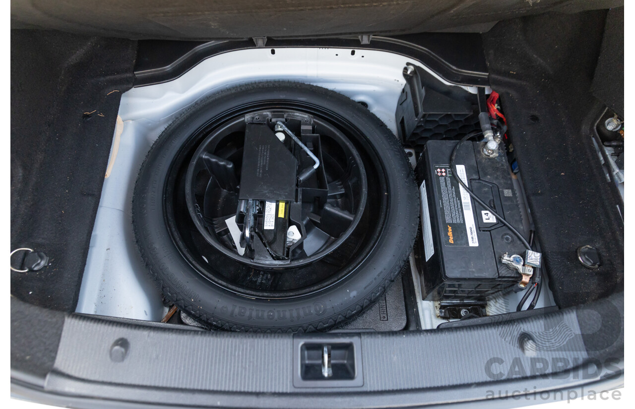 08/2012 Mercedes Benz C63 AMG W204 MY12 4d Sedan Designo Diamond White Bright Metallic V8 6.3L