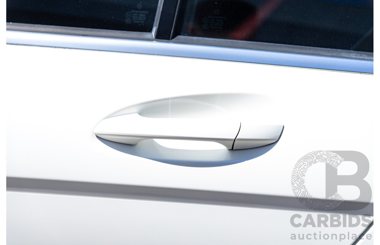 08/2012 Mercedes Benz C63 AMG W204 MY12 4d Sedan Designo Diamond White Bright Metallic V8 6.3L